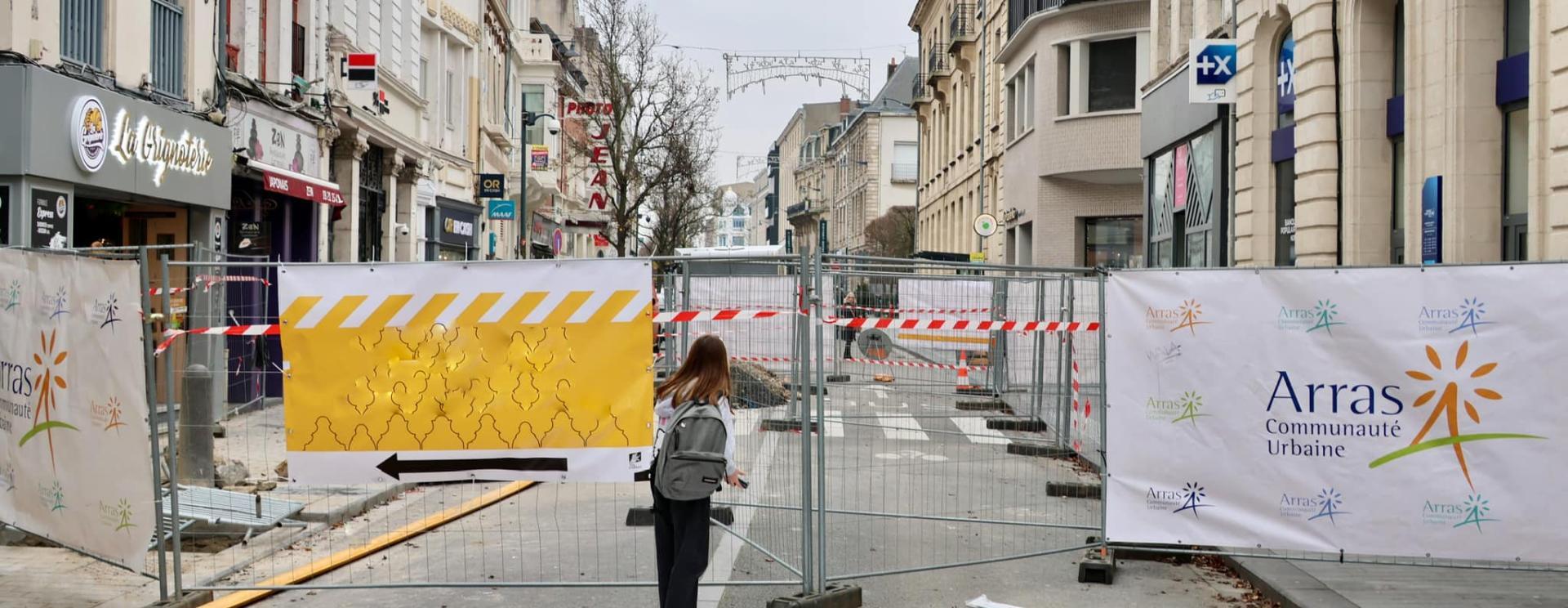 rue barrée par des panneaux