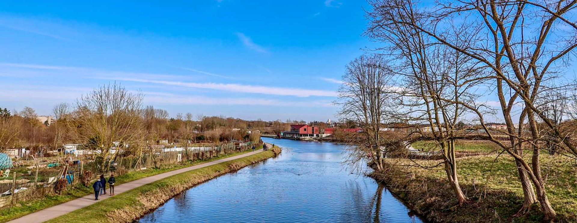 court d'eau avec deux chemins sur les deux rives