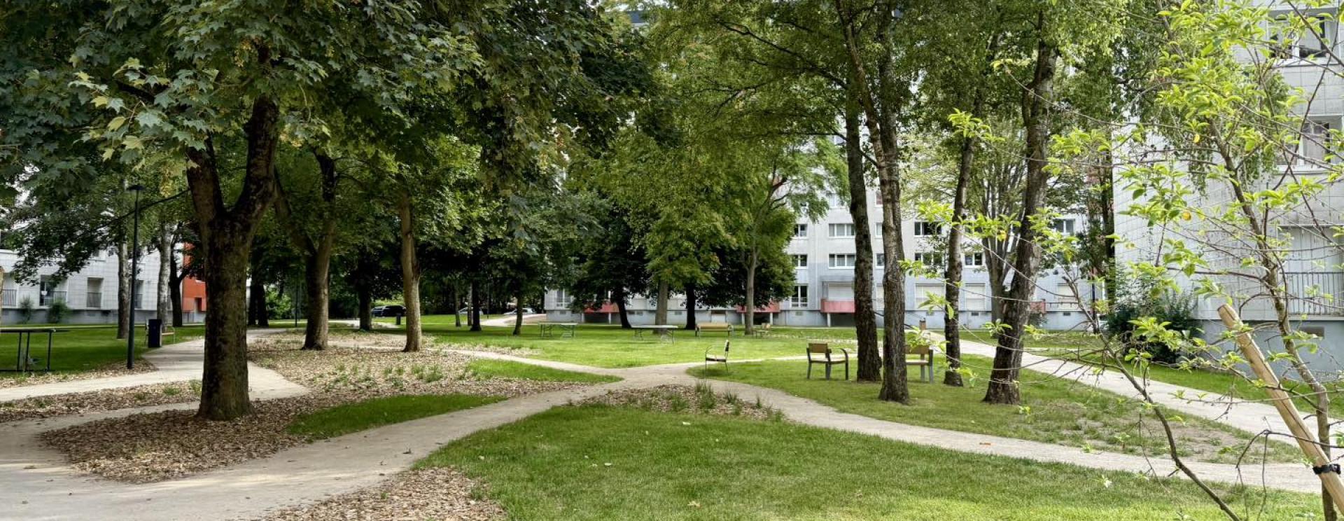 parc arboré avec immeuble en arrière-plan