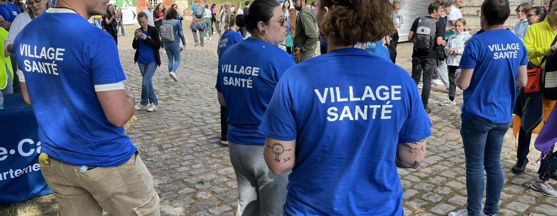 personnes portant un t-shirt bleu avec l'inscription village santé