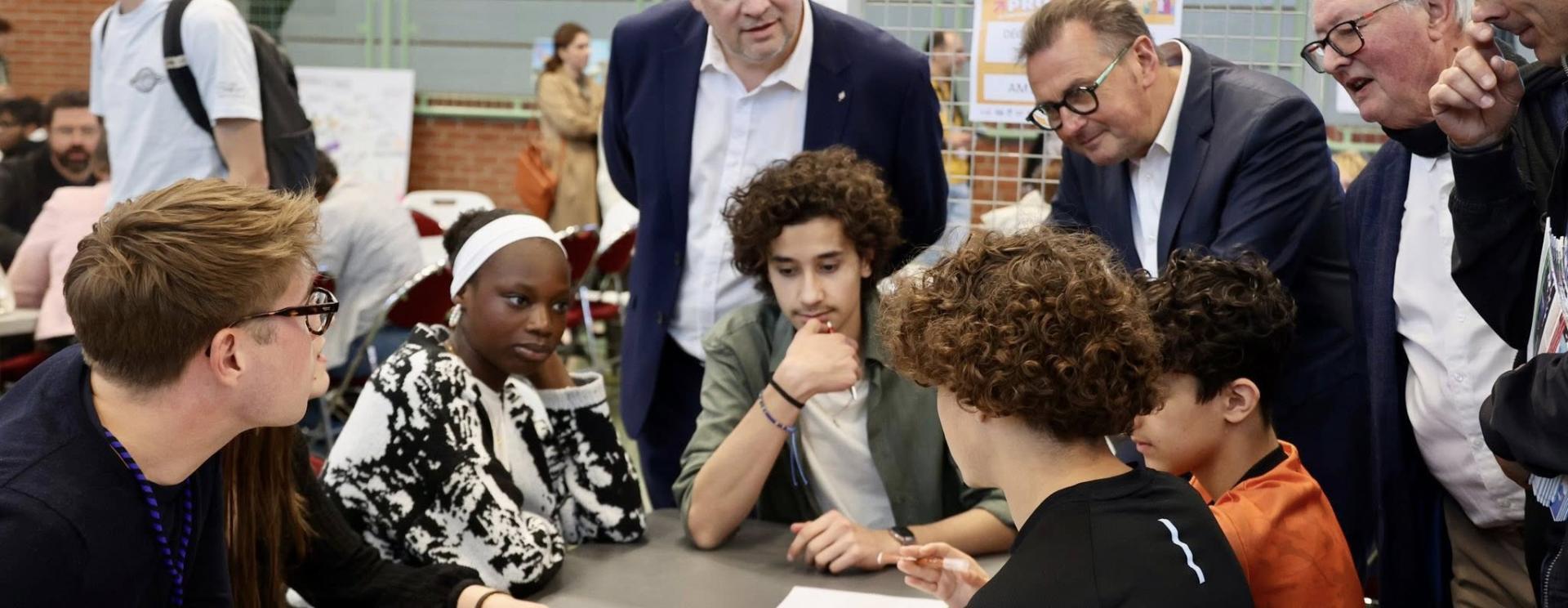 élus discutant avec des jeunes dans une salle