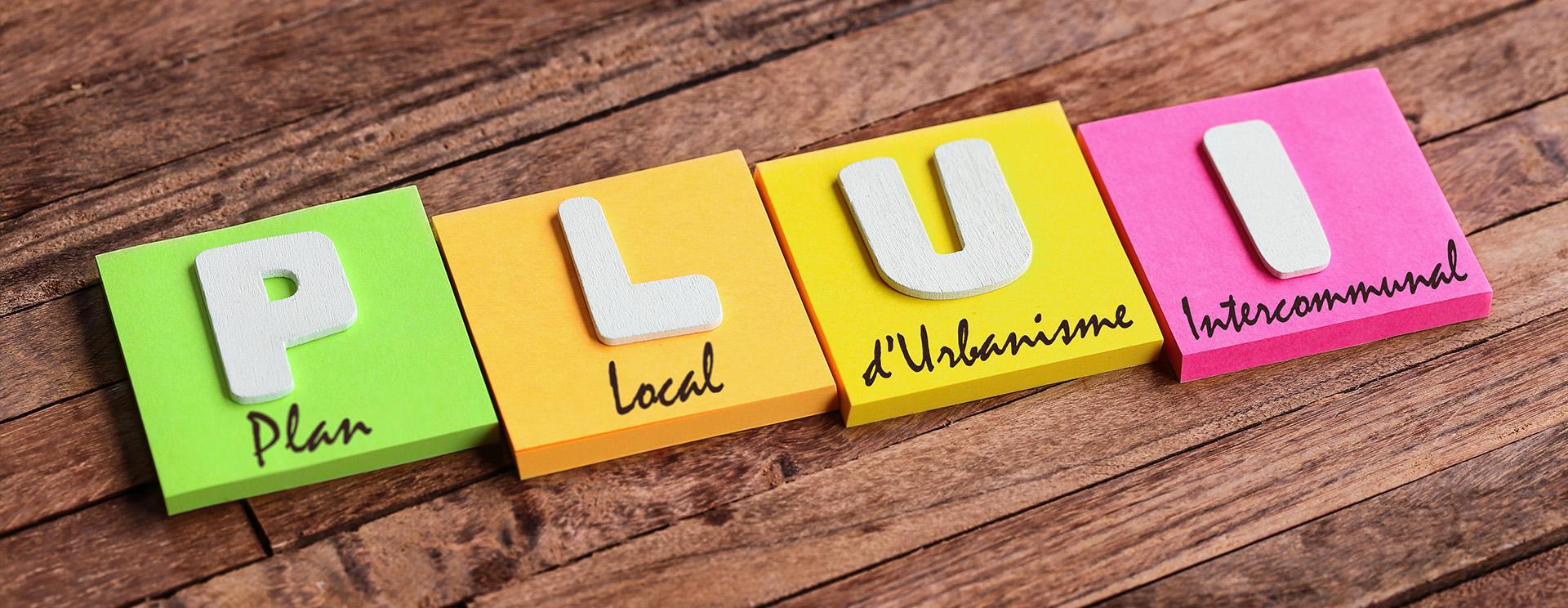 lettres PLUI sur fond de couleurs