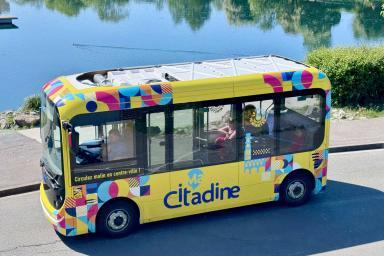 petit bus jaune avec "citadine" inscrit dessus - Agrandir l'image, fenêtre modale