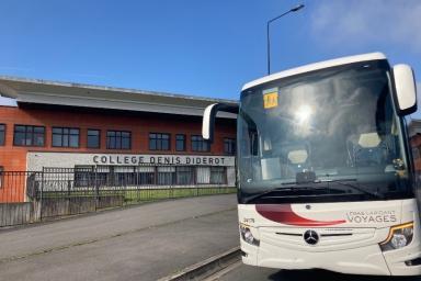 Bus scolaire stationné devant le collège Diderot - Agrandir l'image, fenêtre modale