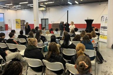 élèves assis qui assistent à la présentation d’Hackaton - Agrandir l'image, fenêtre modale