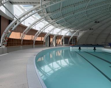 piscine avec un dôme avec arceaux dessus