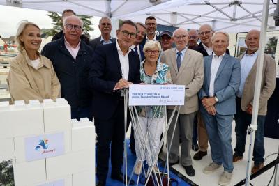 élus réunis pour la pose de la 1ère pierre - Agrandir l'image 3 sur 4, fenêtre modale