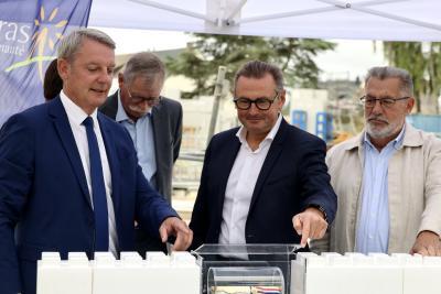 élus déposant une capsule dans un mur de legos - Agrandir l'image 2 sur 4, fenêtre modale