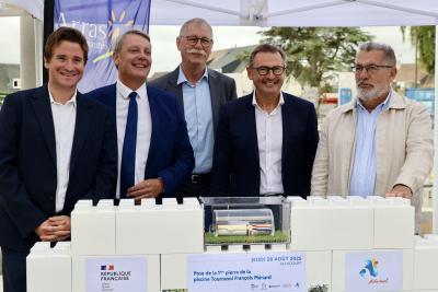 élus déposant une capsule dans un mur de legos - Agrandir l'image 1 sur 4, fenêtre modale