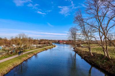 court d'eau avec deux chemins sur les deux rives - Agrandir l'image 3 sur 4, fenêtre modale