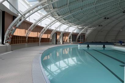piscine avec un dôme avec arceaux dessus - Agrandir l'image, fenêtre modale