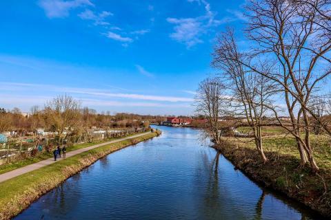 court d'eau avec deux chemins sur les deux rives