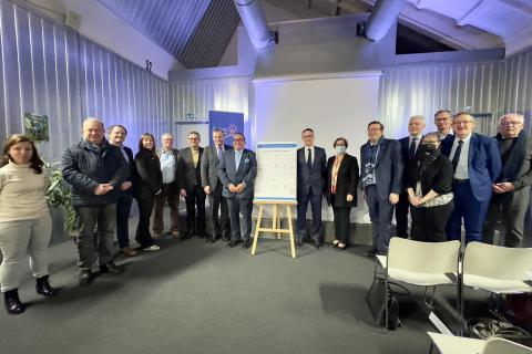 personnes autour d'un chevalet avec un panneau portant l'inscription contra local de santé