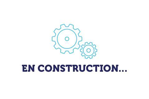 illustration de rouages bleu clair avec le texte en construction de couleur bleu foncé