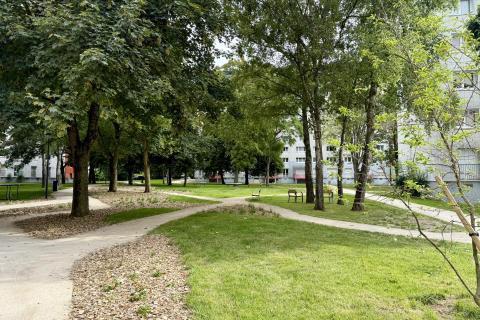 parc arboré avec immeuble en arrière-plan