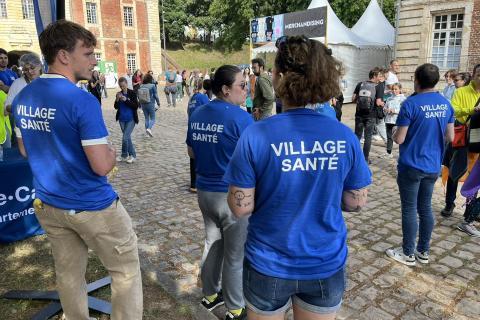personnes portant un t-shirt bleu avec l'inscription village santé