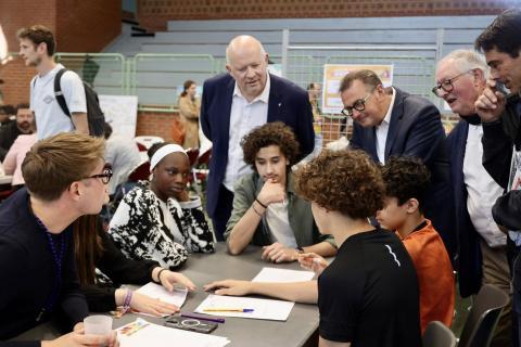 élus discutant avec des jeunes dans une salle