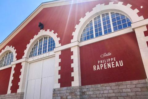 bâtiment en brique rouge portant l'inscription salle Philippe Rapeneau