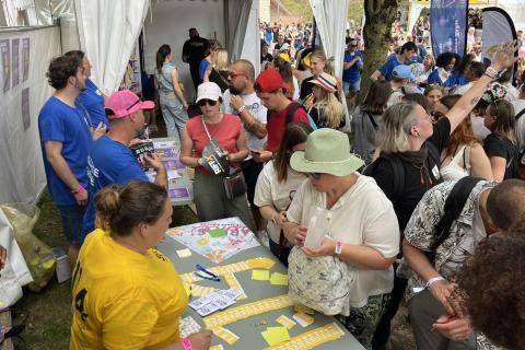 personnes devant un stand et à proximité d'un chapiteau