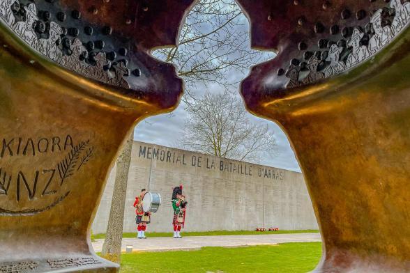 vue d'une silhouette d'homme avec un chapeau laissant apparaître au second plan à travers, un chemin avec un mur - Agrandir l'image, fenêtre modale