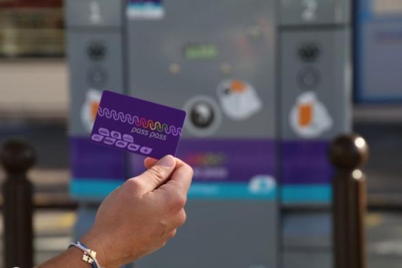 une main tenant une carte passpass - Agrandir l'image, fenêtre modale